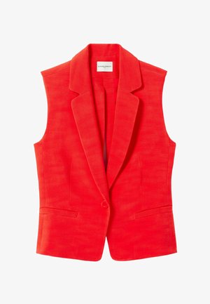 Veste blazer rouge sans manches avec revers crantés, fermeture à un bouton et deux poches passepoilées à l'avant, étalée à plat sur un fond blanc.