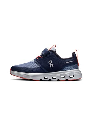 Scarpa sportiva blu navy con suola bianca, dettagli arancioni, tessuto in mesh, chiusura a strappo e logo del marchio sul lato.
