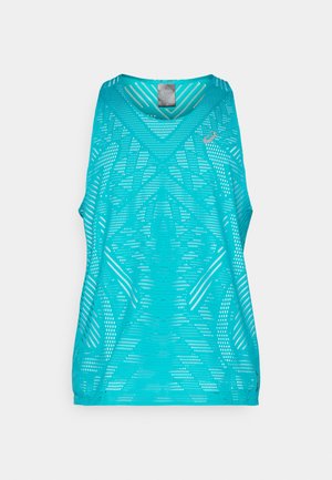 Leichtes türkisfarbenes Tanktop mit einem V-Ausschnitt, das ein strukturiertes Muster aus Perforationen und einem kontrastierenden Logo-Detail aufweist.