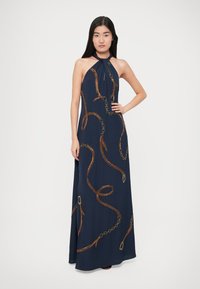 Rochie maxi halter albastru închis cu modele de lanțuri aurii și panglici. Confecționată dintr-un material ușor și fluid, cu un corsaj strâns și o fustă lejeră.