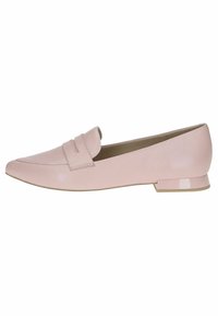 Mocasin de piel rosa con punta afilada y un tacón bajo. Presenta una banda decorativa en el empeine y una textura suave.
