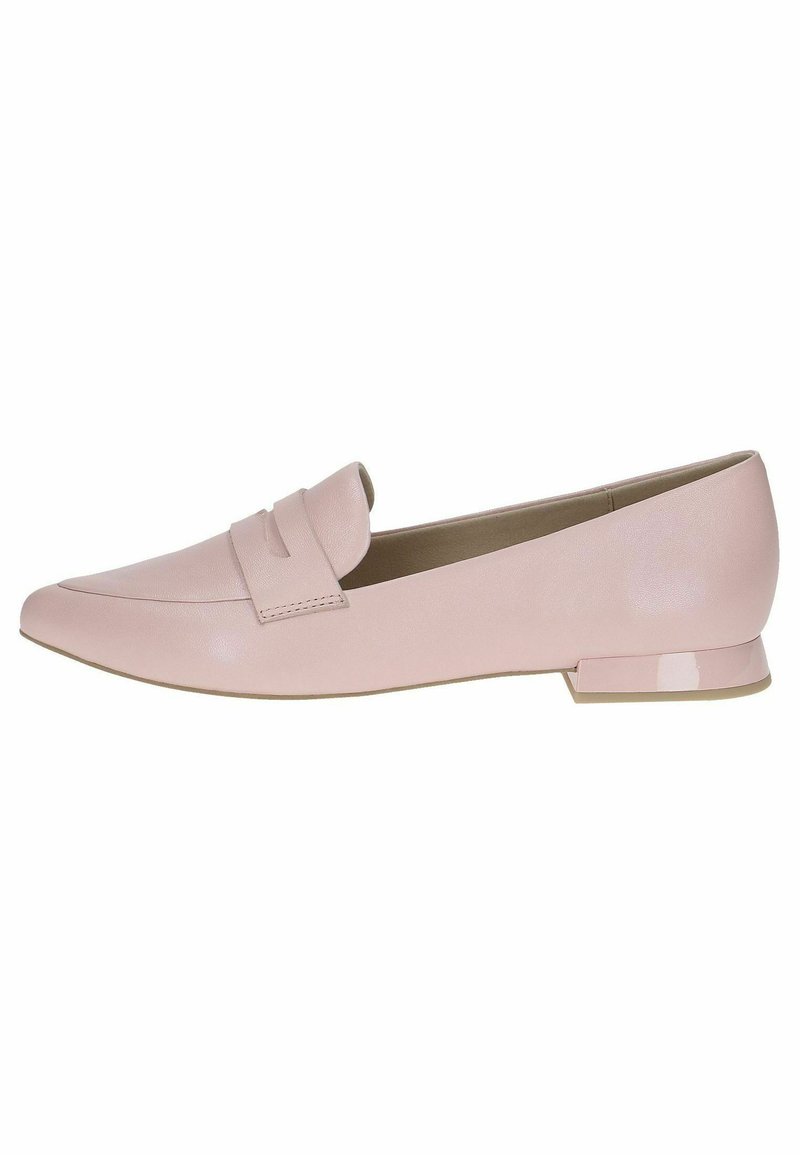 Mocasin de piel rosa con punta afilada y un tacón bajo. Presenta una banda decorativa en el empeine y una textura suave.