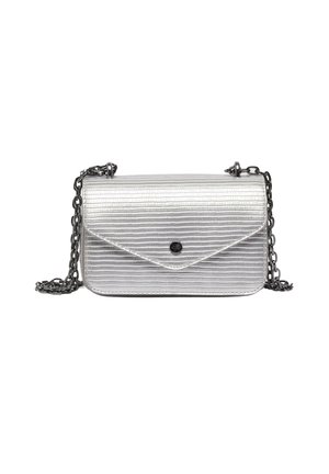Sac à main rectangulaire argenté avec une finition texturée, doté d'une chaîne en bandoulière, d'un rabat de fermeture et d'un détail de bouton décoratif unique.