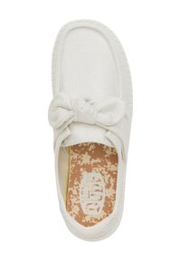 Chaussure blanche à enfiler en tissu texturé avec un accent en nœud à l'avant et une semelle intérieure beige mouchetée portant le logo de la marque.