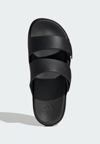 Sorte slidesandaler med to brede remme lavet af glat syntetisk materiale, med en struktureret fodseng og logo-detalje på sålen.