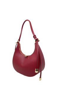 Czerwona skórzana torebka o zaokrąglonym kształcie, z zamkiem błyskawicznym w kolorze złotym i regulowanym paskiem. Gładka faktura oraz minimalne akcenty w hardware.