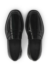 Mocasini din piele neagră cu un finisaj lucios, vârf pătrat și cusături decorative în partea de sus. Textură netedă cu un design minimalist.