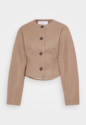 Krátka béžová bunda vyrobená z textúrovaného materiálu, s okrúhlym výstrihom, dlhými rukávmi a piatimi čiernymi gombíkmi na prednej strane.