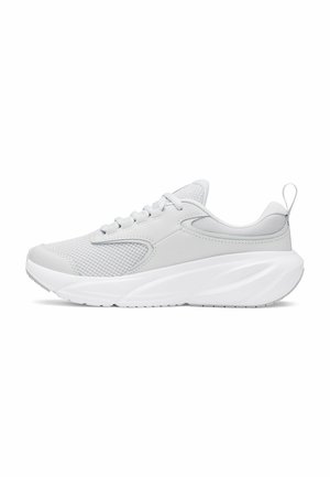 Zapatilla deportiva gris claro con parte superior de malla y sintética, suela blanca gruesa y acolchada, cierre de cordones frontal y lengüeta trasera, vista lateral.