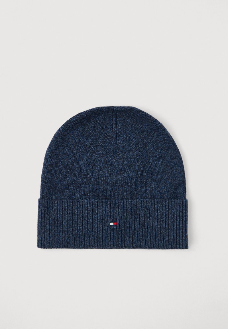 Beanie a maglia blu scuro con risvolto, decorato con un piccolo emblema rettangolare in rosso, bianco e blu.