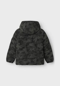 Veste matelassée à capuche avec un motif camouflage noir et gris, présentant une texture matelassée et des poignets élastiqués, vue de dos.