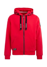 Sudadera roja con cremallera y capucha con cordón. Presenta detalles en azul marino en la capucha y en las cremalleras. Incluye dos bolsillos frontales y un parche con el logo.