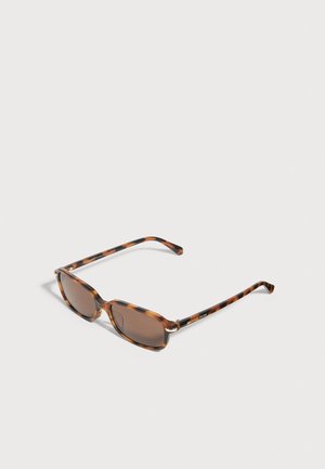 Lunettes de soleil Michael Kors en écaille de tortue, avec des verres rectangulaires marron et des détails dorés, présentées ouvertes sur un fond clair.
