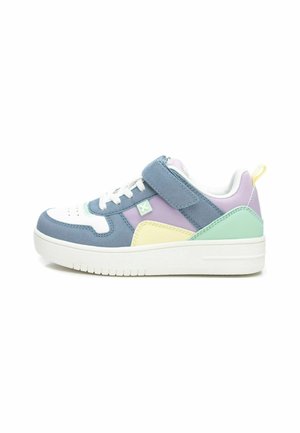 Zapatilla multicolor con material de cuero y sintético. Presenta una combinación de colores en azul claro, lavanda y menta. Correa de velcro y suela blanca.