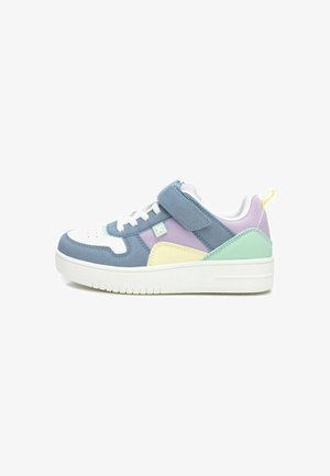 Zapatilla multicolor con material de cuero y sintético. Presenta una combinación de colores en azul claro, lavanda y menta. Correa de velcro y suela blanca.