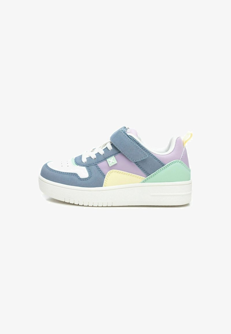 Zapatilla multicolor con material de cuero y sintético. Presenta una combinación de colores en azul claro, lavanda y menta. Correa de velcro y suela blanca.