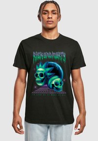 Sort t-shirt med grønt og blåt grafisk design af kranier og tekst. Kortærmet, rund halsudskæring, afslappet pasform og lavet af bomuldsstof.