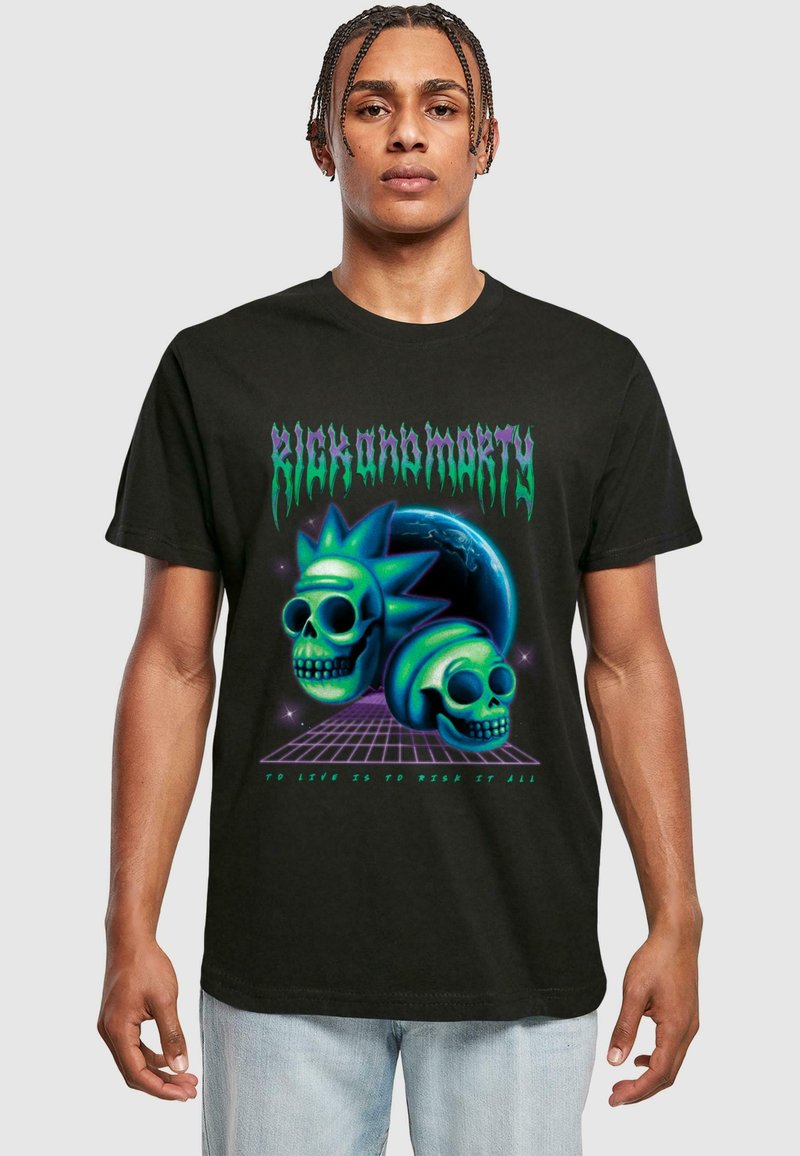 Sort t-shirt med grønt og blåt grafisk design af kranier og tekst. Kortærmet, rund halsudskæring, afslappet pasform og lavet af bomuldsstof.