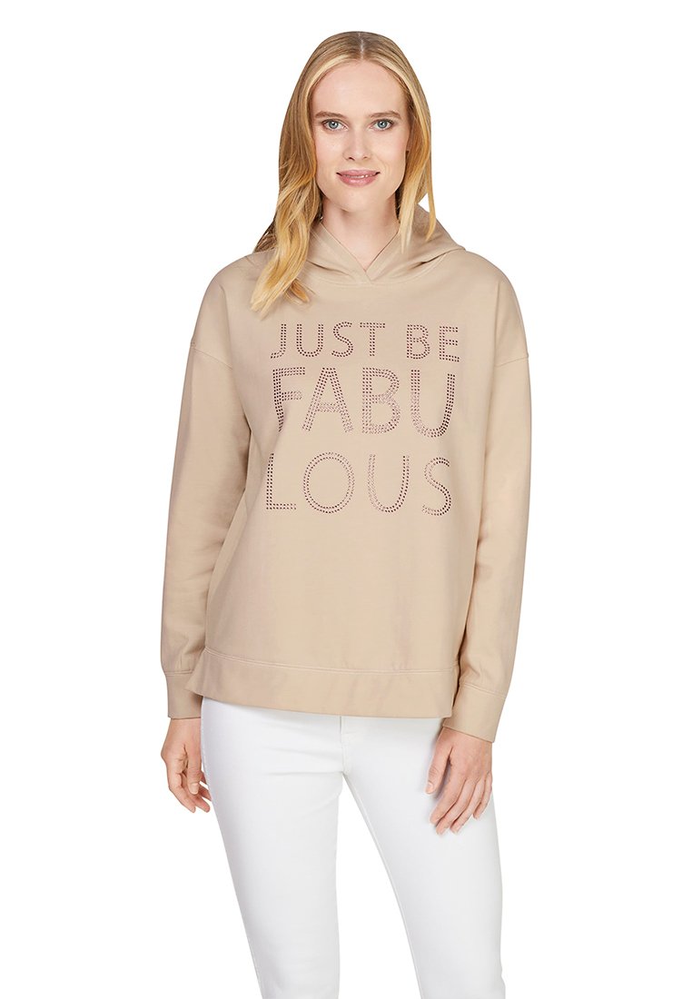 Beige Kapuzenpullover mit lockerer Passform, versehen mit dem Aufdruck 'JUST BE FABULOUS' in Nieten-Design. Weicher Stoff, lange Ärmel und Kängurutasche auf der Vorderseite.