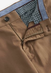 Next SLIM FIT TEXTURED - Vászonnadrágok - tan brown