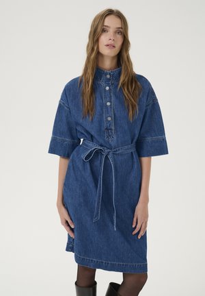 Jeanskleid mit kurzen Ärmeln, hohem Kragen und Knöpfen auf der Vorderseite. Inklusive eines gebundenen Gürtels in der Taille und einem knielangen Saum. Dunkelblaue Farbe.