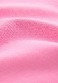 Kareduseline roosa kangas, millel on sile pind; kerge kaaluga, ühtlane koeline mustriga ja õrn läige tekitavad õrnu lainetusi ja voltide.