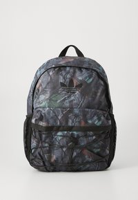 Zwarte en multikolor rugzak met een camouflagemotief, voorzien van een handvat aan de bovenkant, verstelbare schouderbanden en een voorste netvak.