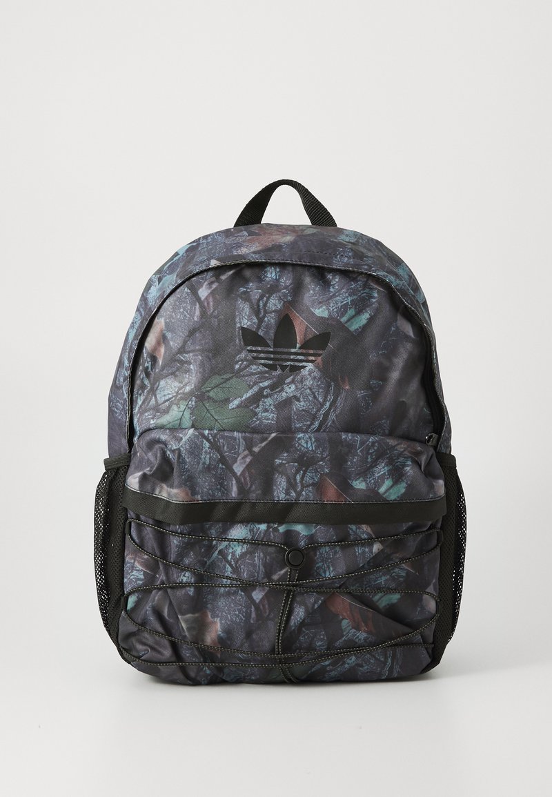 Zwarte en multikolor rugzak met een camouflagemotief, voorzien van een handvat aan de bovenkant, verstelbare schouderbanden en een voorste netvak.