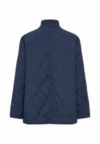 Marineblå quiltet jakke med lange ermer og ribbestrikket ståkrage, vist bakfra på hvit bakgrunn.