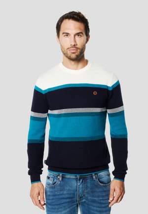 Suéter de punto a rayas azul y marino con cuello redondo, con patrones texturizados y un pequeño logo en el pecho. Puños ajustados.