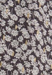 Donkere stof met een dichte bloemmotief in lichtgrijs met gouden accenten. De gemeleerde oppervlakte voegt diepte toe aan het algehele ontwerp.