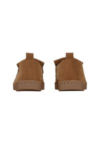 Brązowe zamszowe półbuty wsuwane, z teksturowaną cholewką, płaską gumową podeszwą i widocznym szwem wzdłuż krawędzi. Dwie tylne pętelki ułatwiające zakładanie.