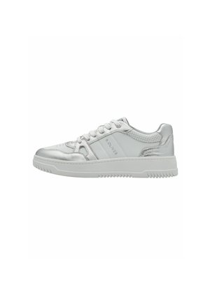 Sneakers bianche con una finitura metallica argento, tomaia in pelle liscia, dettagli perforati e suola in gomma testurizzata. Lacci sulla parte anteriore.