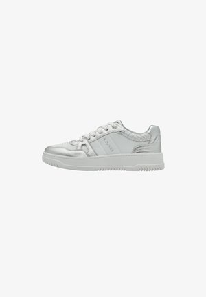 Sneakers bianche con una finitura metallica argento, tomaia in pelle liscia, dettagli perforati e suola in gomma testurizzata. Lacci sulla parte anteriore.