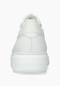Sneaker en cuir blanc avec une finition texturée, un talon rond, des détails de couture prononcés et une semelle épaisse et rembourrée.