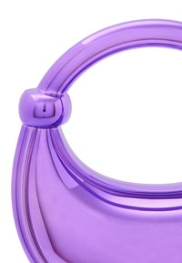 Lila, áttetsző kézitáska ívelt formával; kerek füllel és gömb alakú díszítéssel rendelkezik. Sima, fényes felület.