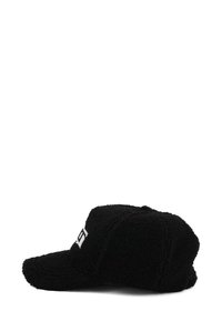 Cappello in pile nero con visiera curvata, superficie testurizzata e dettaglio del logo bianco sul davanti. Veduta laterale che mostra la forma strutturata.