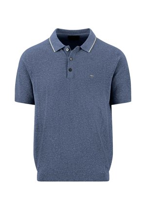 Blaues kurzärmliges Polohemd mit drei Knöpfen, hellem Besatz am Kragen und kleinem, aufgesticktem Logo auf der linken Brust.