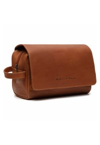 Sac en cuir brun avec une fermeture à rabat, une fermeture éclair sur un côté et une poignée. Texture lisse et logo subtil embossé sur l'avant.