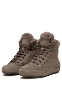 Sneaker alte realizzate in morbido suede taupe con colletto in pelliccia sintetica, punta tonda e lacci multicolore; presentano occhielli in metallo e un accento con il logo.