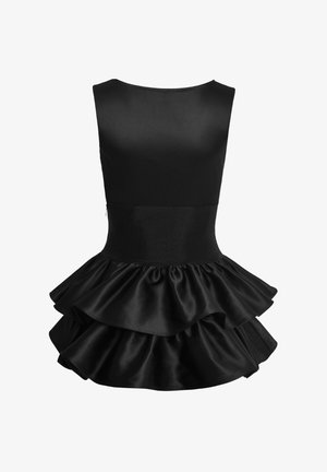 Zwarte jurk met een aansluitend lijfje en een uitlopende rok, gekleed met drie gelaagde ruches. Gemaakt van satijn met een gladde textuur.