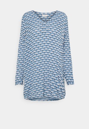 Camisa azul de mangas largas con escote en V y un patrón repetitivo de abanicos en colores claros, confeccionada con una tela suave y ligera.