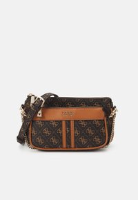 Hnědočerná crossbody taška s monogramem, vybavená odnímatelným popruhem, zipovým uzávěrem a zlatými akcenty.