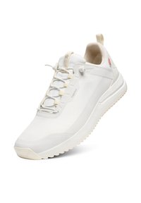 Zapatilla deportiva blanca con una parte superior de malla texturizada, suela de goma suave y cordones elásticos para un fácil ajuste. Los sutiles acentos de diseño incluyen un talón con lazo.