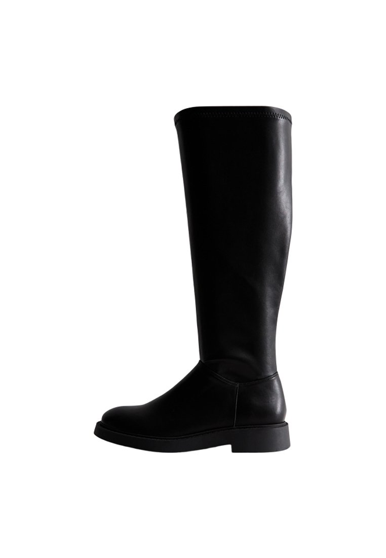 Knöchelhoher schwarzer Lederstiefel mit glatter Textur, abgerundeter Spitze und flacher Sohle. Nahtloses Design mit minimalistischen Akzenten.