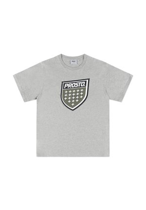 Szary bawełniany t-shirt z krótkim rękawem, ozdobiony czarno-zielonym logo w kształcie tarczy z napisem "PROSTO" oraz wzorem w kratkę z plusami.