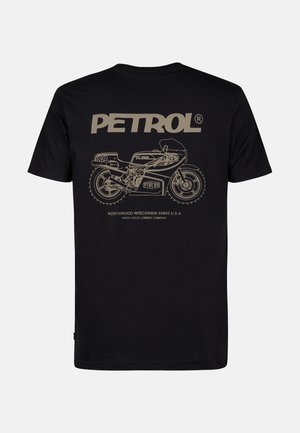 Čierne tričko s veľkým béžovým grafickým motívom motocykla, na ktorom je vytlačený text "PETROL" a "CLASSIC '89" nad a pod motívom.