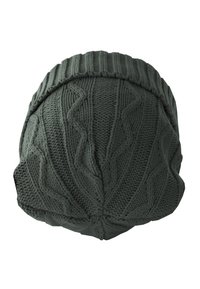 Căciulă tricotată de culoare verde închis, cu un model texturat în cablu și un tiv pliat la margine, oferind un aspect gros și cald.