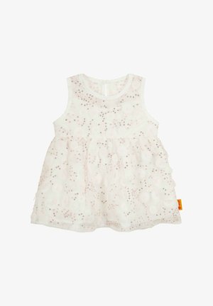 Bílá bezramenná šaty s vrstveným tylem, zdobené růžovými květinovými vzory a malými flitry. Zapínání na knoflíky vzadu a jemná textura.