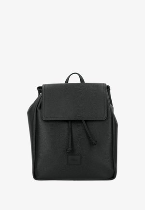 Mochila de cuero negra con un acabado texturizado, solapa plegable, cierre de cordón y pequeño logotipo en la parte frontal. Forma rectangular.